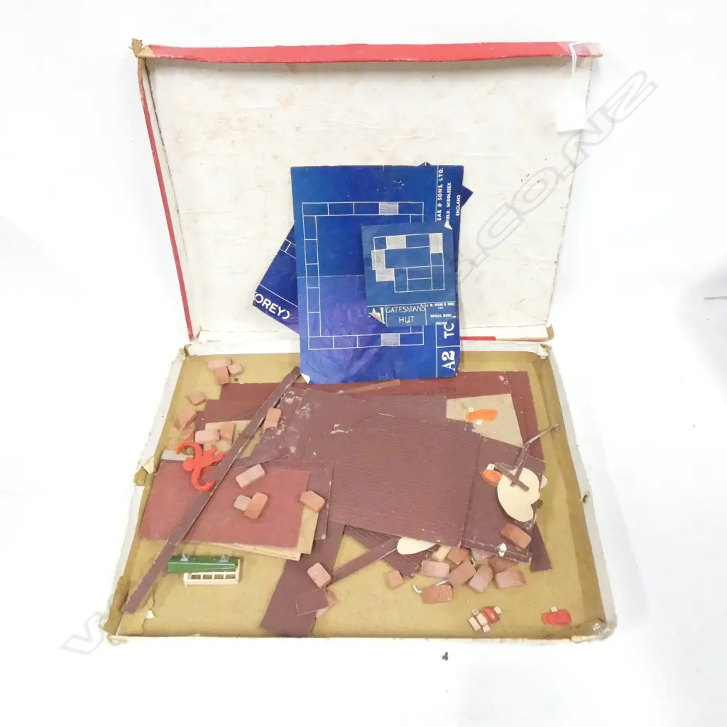 BOXED BRICKPLAYER - BRICKS & MORTAR BUILDING KIT - PART SET - BOX DAMAGED. Image 1++